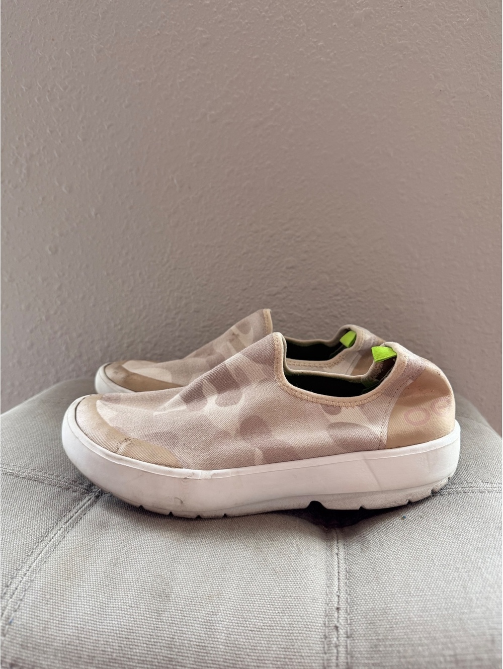 Oofos OOmg Low Shoe Slip-On Sneakers in Beige Camo, Size Women's 10